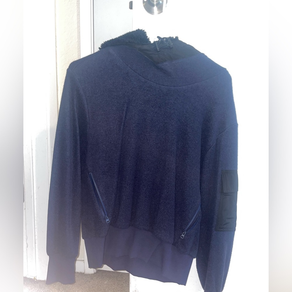 alo yoga sweatshirt